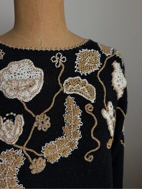 Vintage Jaclyn Smith Black Crewneck Tunic Sweater Gold White Floral Embroidery